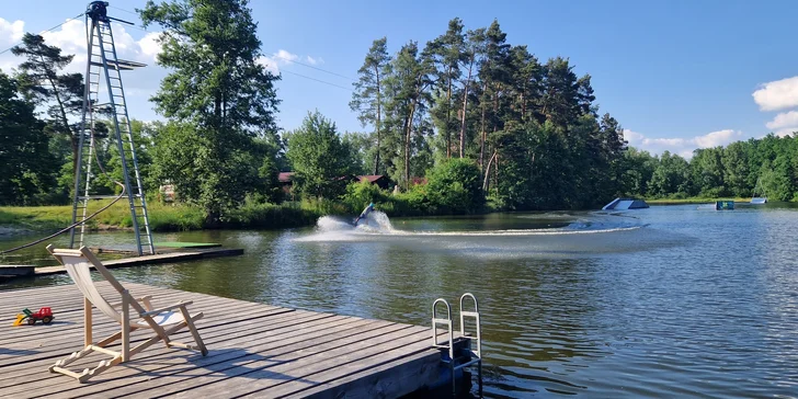 Hodina na wakeboardu: soukromý pronájem vleku a zapůjčení vybavení pro 2 osoby