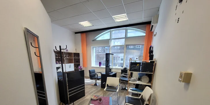 Nová elegance: dámský střih i včetně barvení či melíru a stylingu
