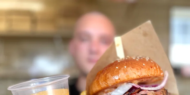 Hovězí cheese and bacon i double burger vč. hranolků a dipu: 1-2 osoby