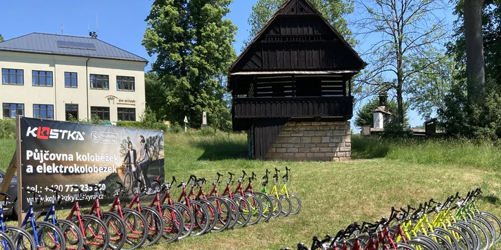 Výlet Českým rájem pro děti i dospělé: skalní labyrint, hrad, jízda na koloběžce i pivo nebo limča