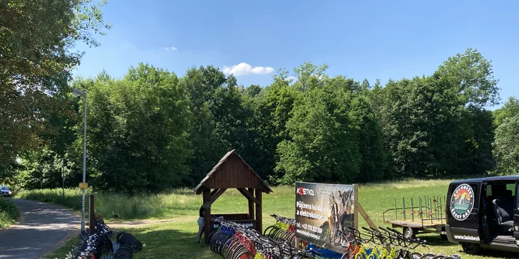 Výlet Českým rájem pro děti i dospělé: skalní labyrint, hrad, jízda na koloběžce i pivo nebo limča