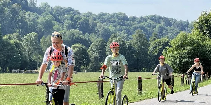 Výlet Českým rájem pro děti i dospělé: skalní labyrint, hrad, jízda na koloběžce i pivo nebo limča