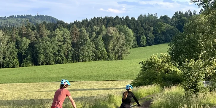 Výlet Českým rájem pro děti i dospělé: skalní labyrint, hrad, jízda na koloběžce i pivo nebo limča