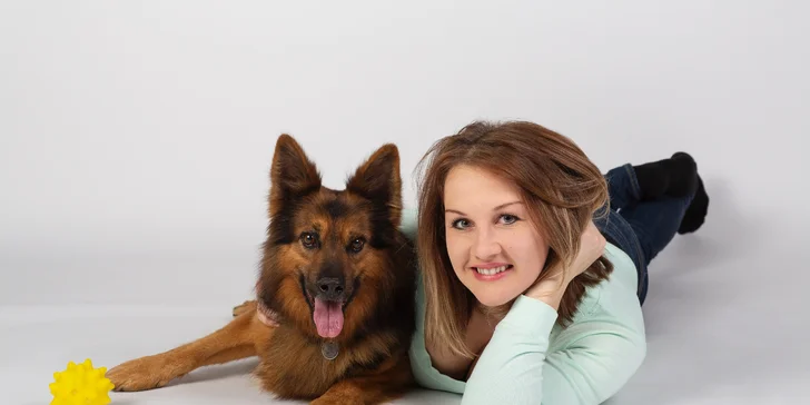 Pronájem vybaveného fotoateliéru na 1 až 3 hodiny: světla, kuchyňka i sprcha plně k službám