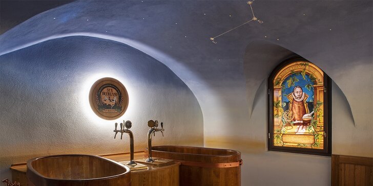 Zámecké pivní lázně s ubytováním 200 m od Pražského hradu: neomezená konzumace piva a relax v pivní lázni