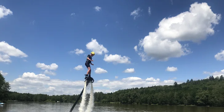 Tryskový let nad vodou: junior flyboard pro děti ve věku 12–15 let