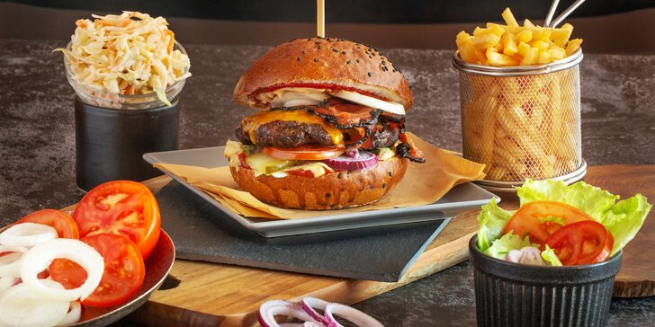 Burger menu s hranolky, salátem a nápojem k odnosu s sebou pro jednoho i pár