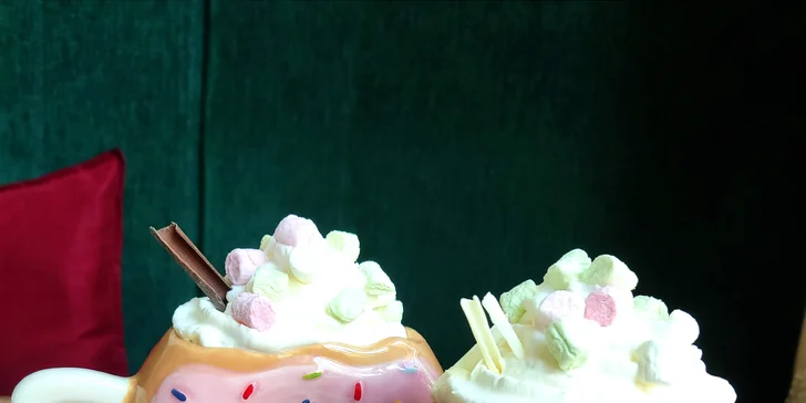 Bílá či tmavá horká čokoláda se šlehačkou a marshmallows pro 1–2 osoby