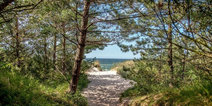 Dovolená u Baltského moře pro páry i rodiny: moderní resort s wellness, bazénem a jídlem, 5 min. od pláže