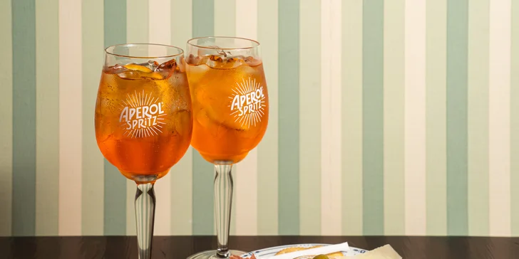 Pravý italský Aperol Spritz nebo Campari Spritz a drobné občerstvení v kočičí kavárně v centru Brna