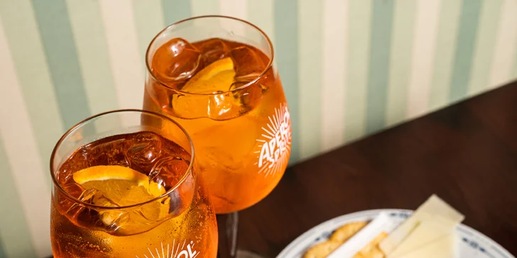 Pravý italský Aperol Spritz nebo Campari Spritz a drobné občerstvení v kočičí kavárně v centru Brna