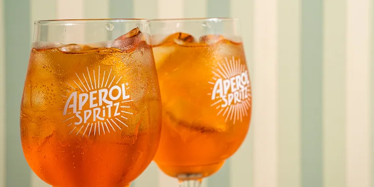 Pravý italský Aperol Spritz nebo Campari Spritz a drobné občerstvení v kočičí kavárně v centru Brna