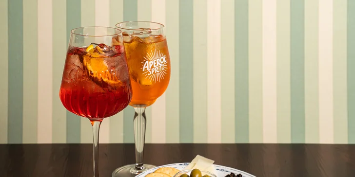 Pravý italský Aperol Spritz nebo Campari Spritz a drobné občerstvení v kočičí kavárně v centru Brna