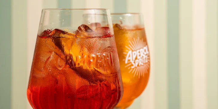 Pravý italský Aperol Spritz nebo Campari Spritz a drobné občerstvení v kočičí kavárně v centru Brna