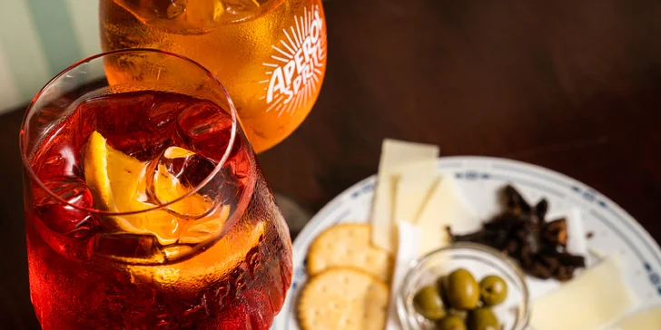 Pravý italský Aperol Spritz nebo Campari Spritz a drobné občerstvení v kočičí kavárně v centru Brna