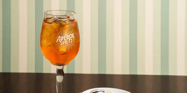 Pravý italský Aperol Spritz nebo Campari Spritz a drobné občerstvení v kočičí kavárně v centru Brna