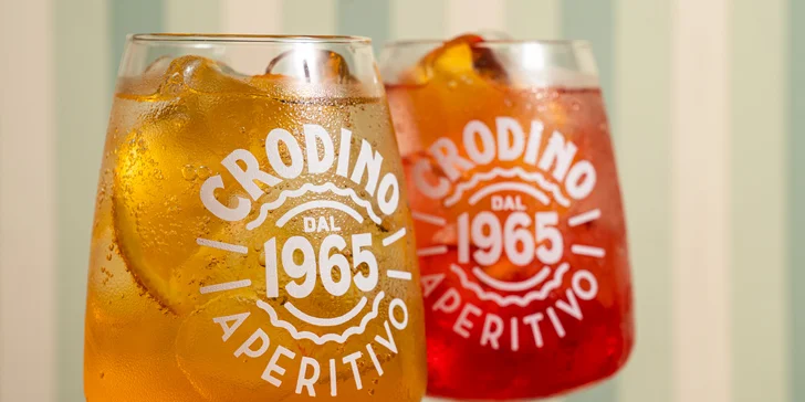 Pravý italský Aperol Spritz nebo Campari Spritz a drobné občerstvení v kočičí kavárně v centru Brna