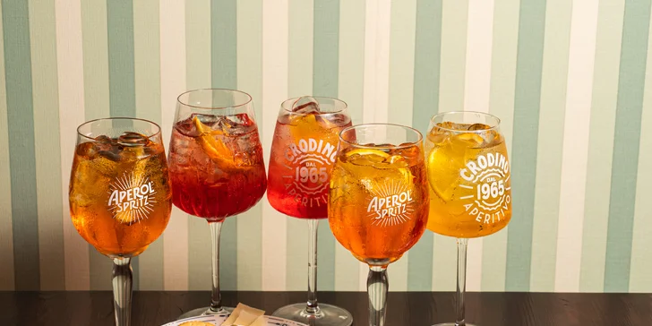 Pravý italský Aperol Spritz nebo Campari Spritz a drobné občerstvení v kočičí kavárně v centru Brna