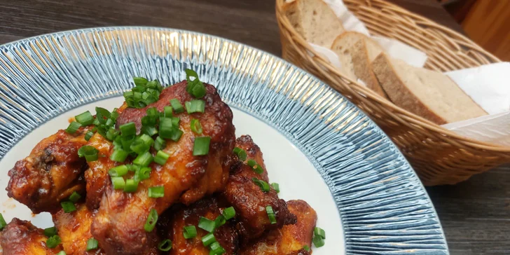 0,5–1 kg křídel v restauraci Veranda s pivem či limčou až pro dva jedlíky