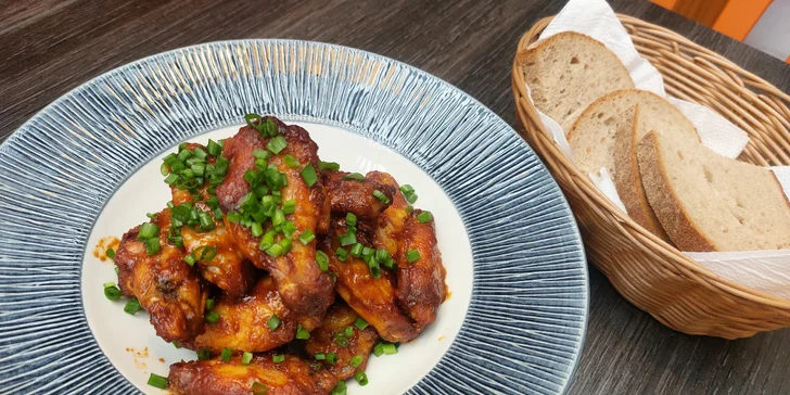 0,5–1 kg křídel v restauraci Veranda s pivem či limčou až pro dva jedlíky