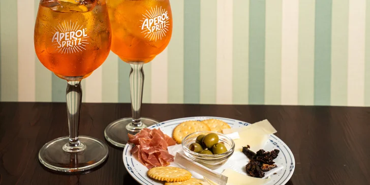 Pravý italský Aperol Spritz nebo Campari Spritz a drobné občerstvení v kočičí kavárně v centru Brna