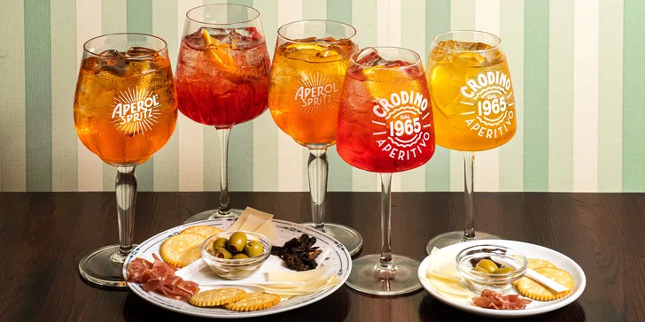 Pravý italský Aperol Spritz nebo Campari Spritz a drobné občerstvení v kočičí kavárně v centru Brna