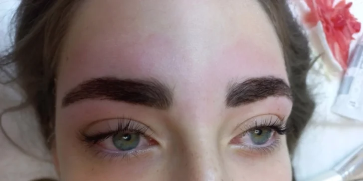 Barvení a úprava obočí Brow Henna nebo lash lifting s aplikací výživy na řasy