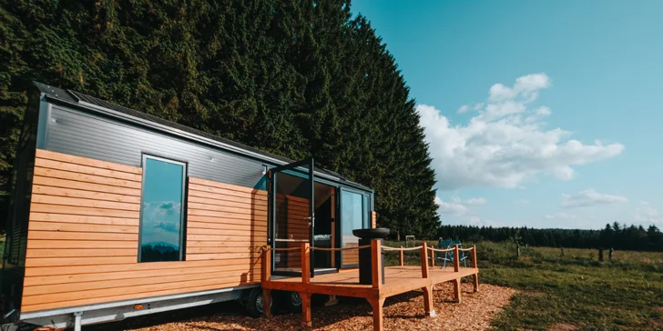 Schovejte se před ruchem měst: krásný tiny house na samotě nedaleko Lipna