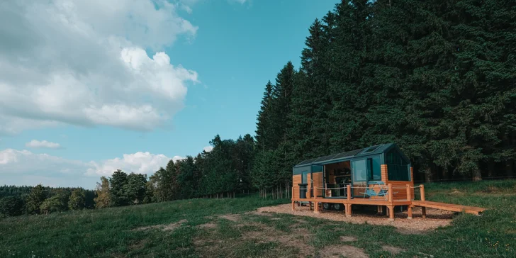 Schovejte se před ruchem měst: krásný tiny house na samotě nedaleko Lipna