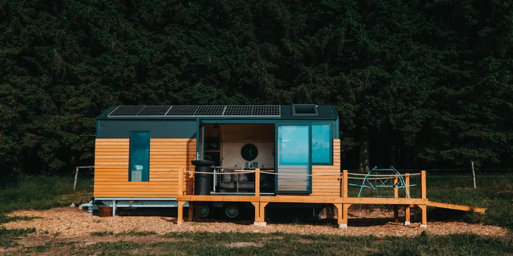 Schovejte se před ruchem měst: krásný tiny house na samotě nedaleko Lipna