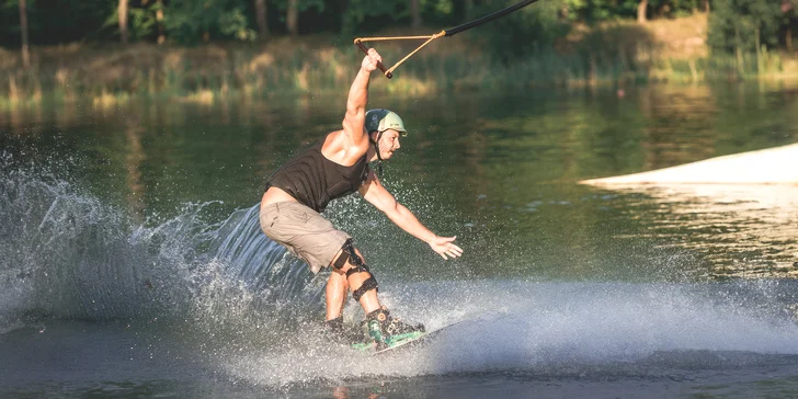 Hodina na wakeboardu: soukromý pronájem vleku a zapůjčení vybavení pro 2 osoby