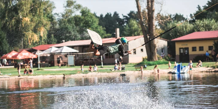 Hodina na wakeboardu: soukromý pronájem vleku a zapůjčení vybavení pro 2 osoby