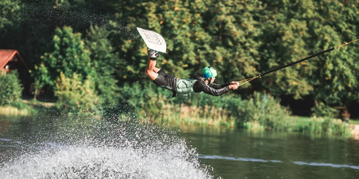 Hodina na wakeboardu: soukromý pronájem vleku a zapůjčení vybavení pro 2 osoby