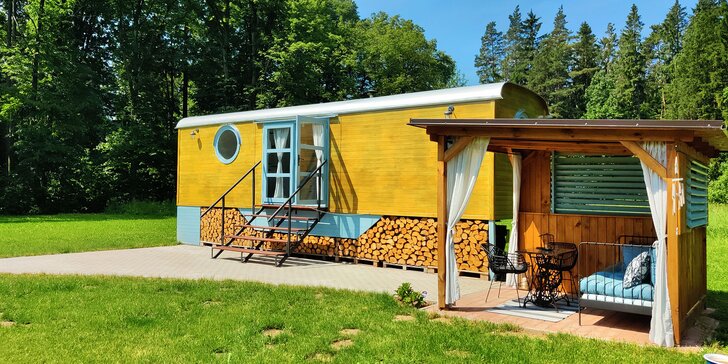Maringotka na jihu Čech: nocleh i snídaně či polopenze a relax v dřevěném koupacím sudu s vířivkou