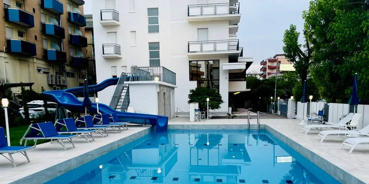 Dovolená s plnou penzí u italského Rimini: hotel 100 m od moře, až 2 děti zdarma, bazén