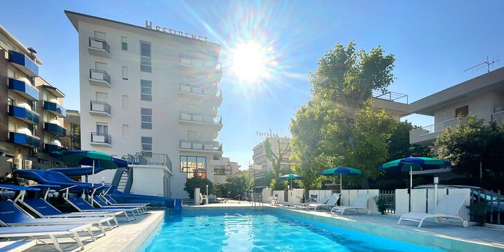 Dovolená s plnou penzí u italského Rimini: hotel 100 m od moře, bazén