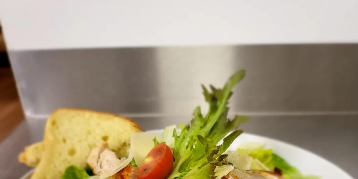 Až 1 500 Kč na vše U Zlaté hvězdy a v bistru N°4: steaky, mořské speciality, česká jídla i vinný bar