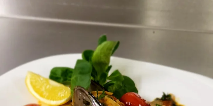 Až 1 500 Kč na vše U Zlaté hvězdy a v bistru N°4: steaky, mořské speciality, česká jídla i vinný bar