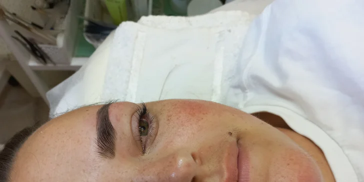 Barvení a úprava obočí Brow Henna nebo lash lifting s aplikací výživy na řasy