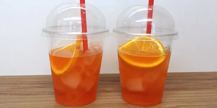 Osvěžující letní drink v historickém centru Olomouce: 2× Aperol Spritz v kelímcích pro odnos s sebou