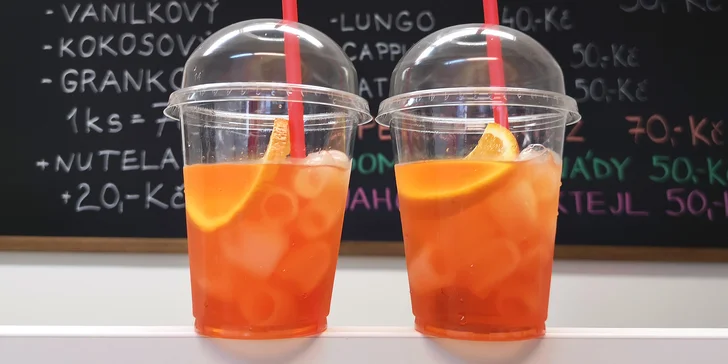 Osvěžující letní drink v historickém centru Olomouce: 2× Aperol Spritz v kelímcích pro odnos s sebou