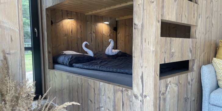 Luxusní chata v kempu na Vysočině: venkovní vířivka a výlety po kraji lesů a rybníků
