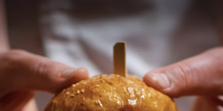 Burger s hovězím masem nebo halloumi pro jednu nebo dvě osoby: varianta s hranolkami