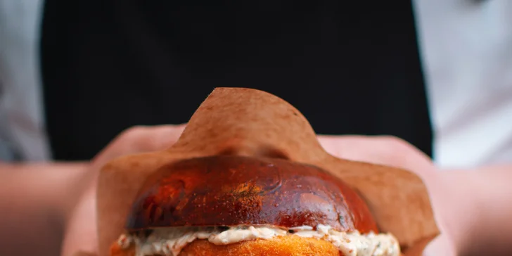 Burger s hovězím masem nebo halloumi pro jednu nebo dvě osoby: varianta s hranolkami