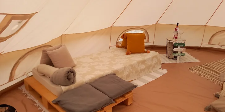 Glamping na Berounsku: luxusní stan pro 2–4 os. se snídaní a s možností romantického pikniku