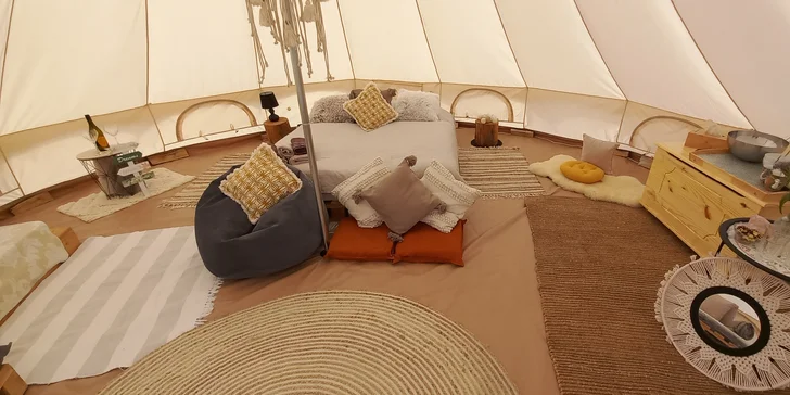 Glamping na Berounsku: luxusní stan pro 2–4 os. se snídaní a s možností romantického pikniku