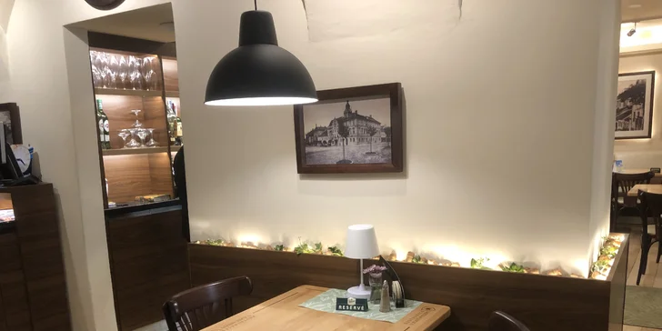 Až 1 500 Kč na vše U Zlaté hvězdy a v bistru N°4: steaky, mořské speciality, česká jídla i vinný bar
