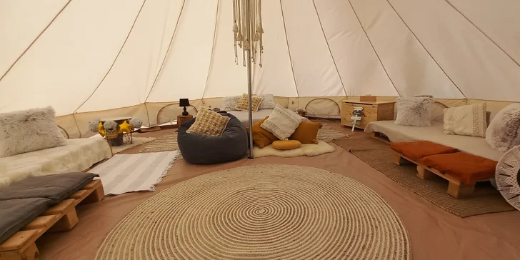 Glamping na Berounsku: luxusní stan pro 2–4 os. se snídaní a s možností romantického pikniku