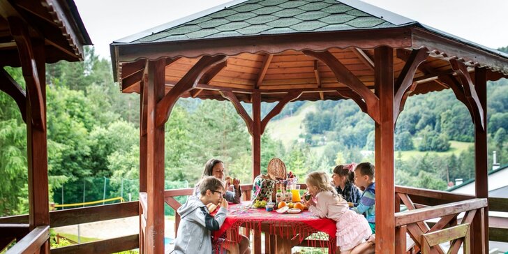 Rodinná dovolená v polských Beskydech: horský hotel s polopenzí, wellness, venkovní bazén