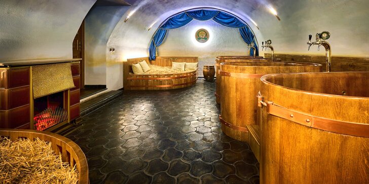Zámecké pivní lázně s ubytováním 200 m od Pražského hradu: neomezená konzumace piva a relax v pivní lázni